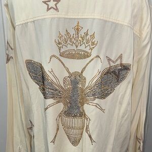 CREAM QUEEN BEE RHINESTONE DESIGN BUTTON DOWN. NWT SIZE MEDIUM